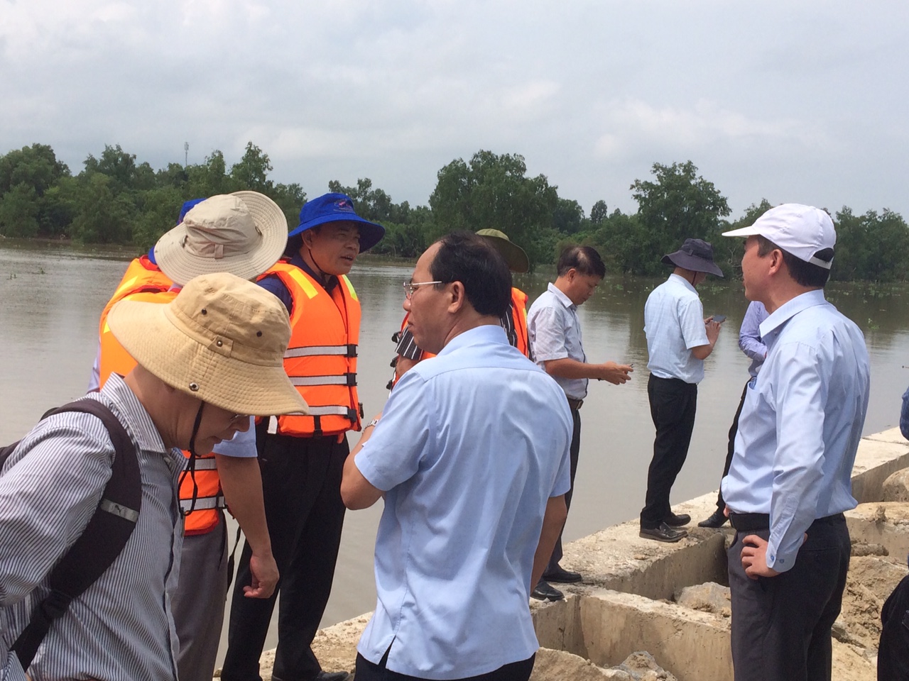  Bộ trưởng Bộ NN & PTNN cùng Bí thư tỉnh Kiên Giang thăm Công trình kè Mũi Rãnh